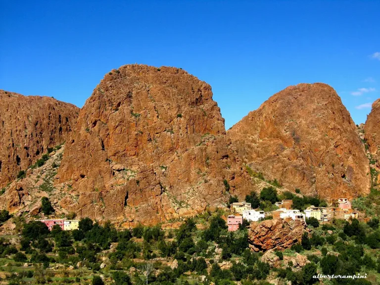 Collines rocheuses et paysage rural dans la vallée d'Afantinzar, Anti-Atlas