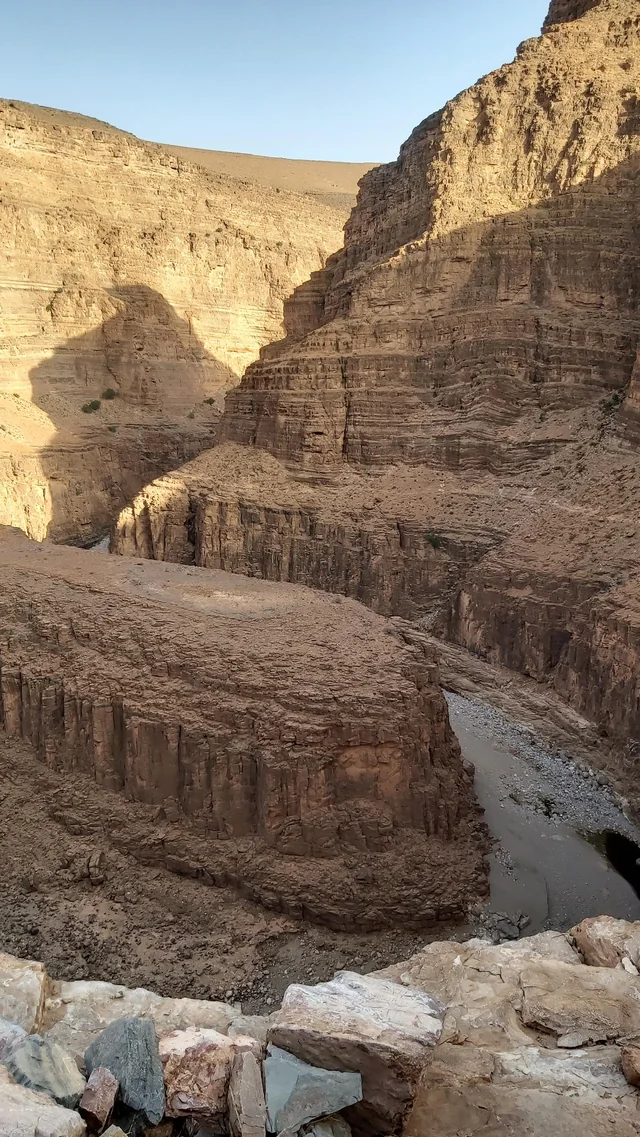 Le canyon d'Aoukerda, dans le sud du Maroc, avec ses profondes falaises de roche rouge, ses passages étroits et ses paysages arides de l'Anti-Atlas.